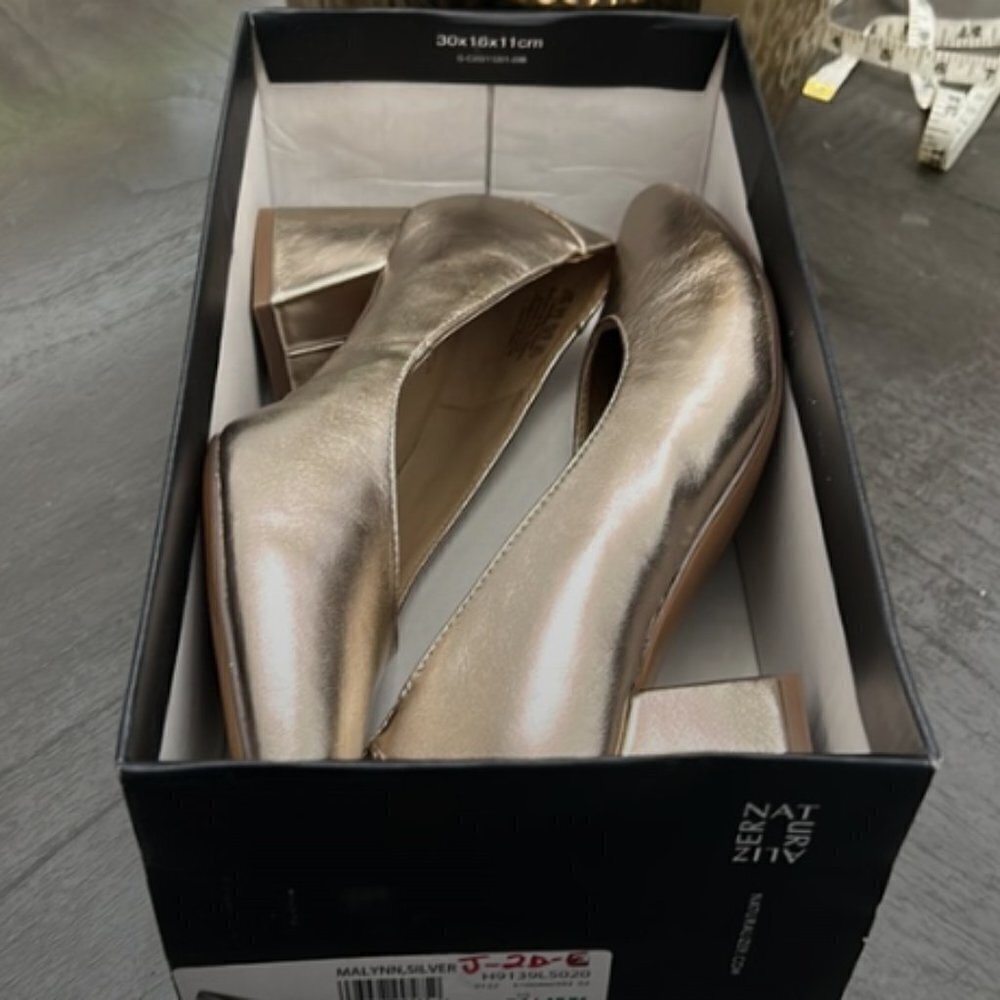 NATURALIZER Malynn Pumps Women's Shoes In Warm Silver - Picture 2 of 10